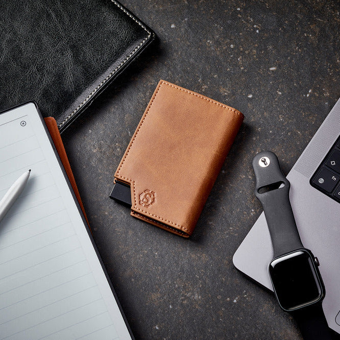 Deluxe Pasjeshouder Bruin + GPS Tracker