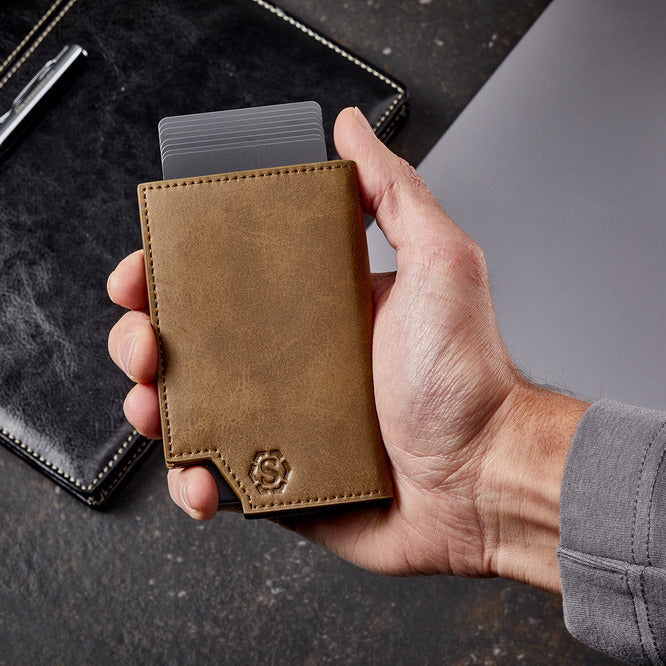 Deluxe Pasjeshouder Kaki + GPS Tracker