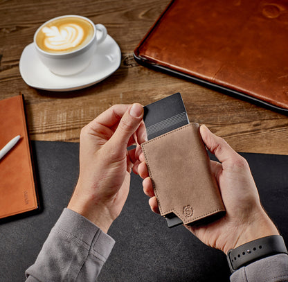 Deluxe Pasjeshouder Taupe + GPS Tracker