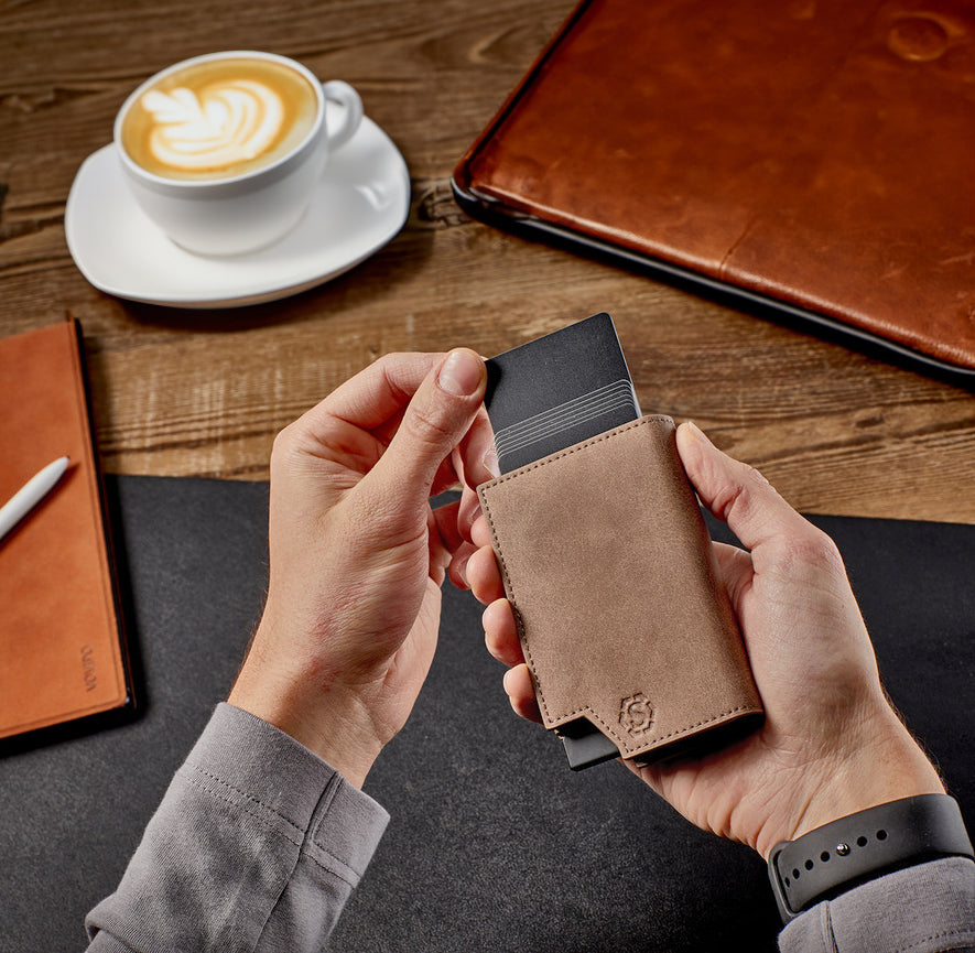 Deluxe Pasjeshouder Taupe + GPS Tracker